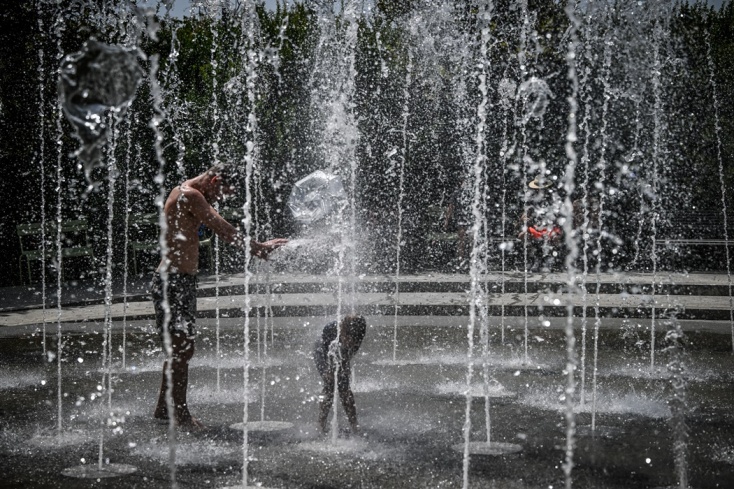 Παιδί με τον μπαμπά του δροσίζονται σε σιντριβάνι