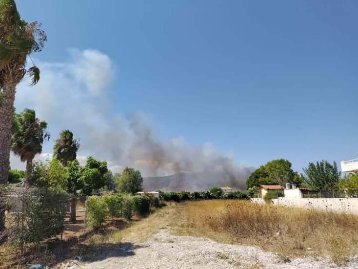 Φωτιά στον Μαραθώνα κοντά σε σπίτια