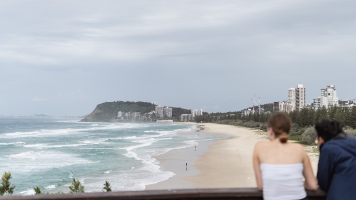 Φουρτουνιασμένη θάλασσα στην Αυστραλία και πολίτες που την παρακολουθούν από ύψωμα