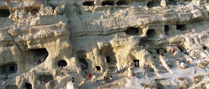 «Η παραλία»: Φωτογραφίες στα Μάταλα από τα γυρίσματα της νέας σειράς της ΕΡΤ - Γνωρίστε τους πρωταγωνιστικούς ρόλους και την υπόθεση.