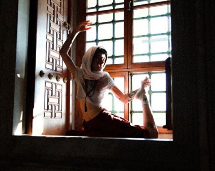 Σάλος στην Τουρκία με μοντέλο που φωτογραφήθηκε με την κοιλιά έξω σε τζαμί της Άγκυρας