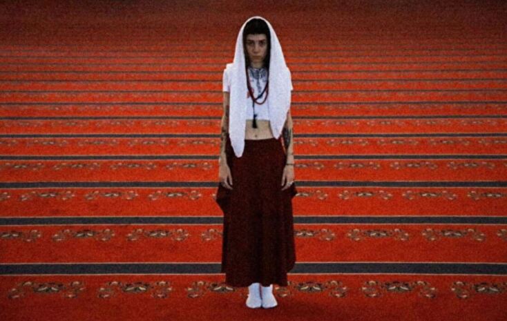 Σάλος στην Τουρκία με μοντέλο που φωτογραφήθηκε με την κοιλιά έξω σε τζαμί της Άγκυρας