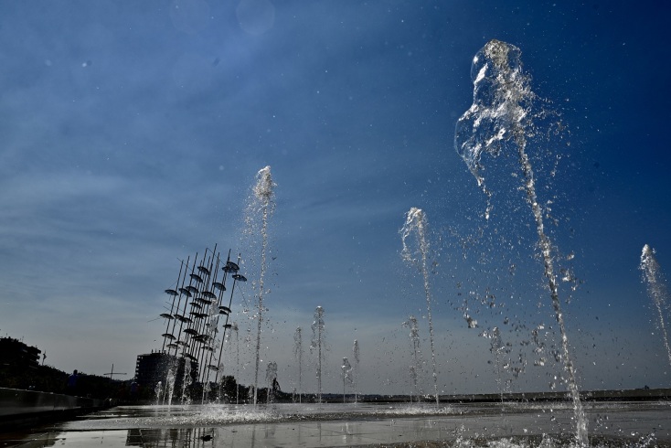 Θεσσαλονίκη: Σε δοκιμαστική λειτουργία τα σιντριβάνια στις «Ομπρέλες» του Ζογγολόπουλου - Εντυπωσιάζουν οι εικόνες από τη νέα παραλία.