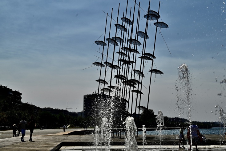 Θεσσαλονίκη: Σε δοκιμαστική λειτουργία τα σιντριβάνια στις «Ομπρέλες» του Ζογγολόπουλου - Εντυπωσιάζουν οι εικόνες από τη νέα παραλία.