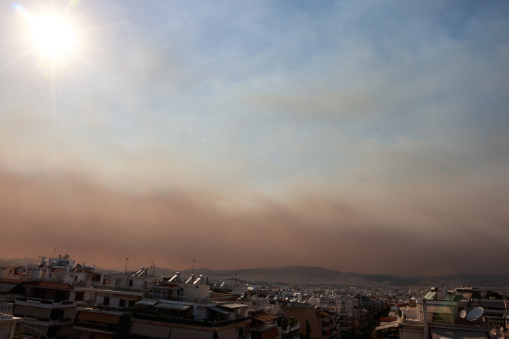 «Πέπλο» καπνού πάνω από την Αθήνα