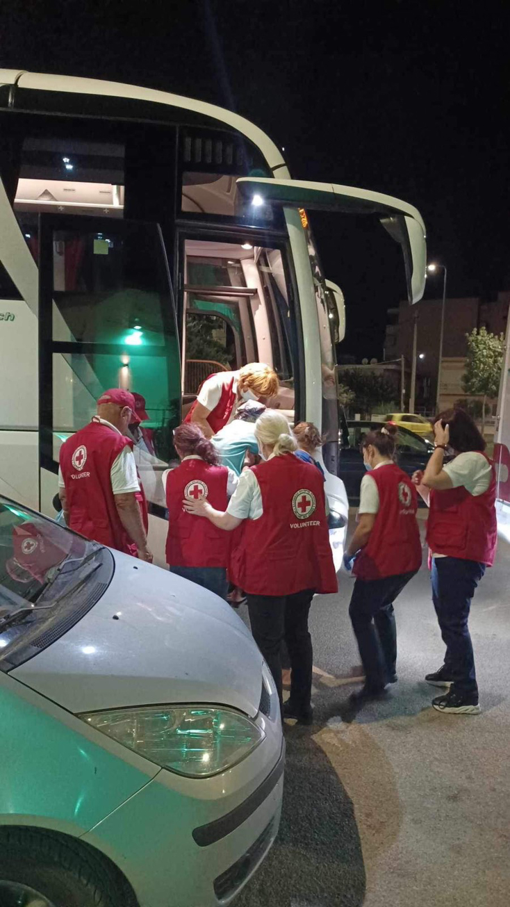 Οι εθελοντές του Ελληνικού Ερυθρού Σταυρού στις πυρόπληκτες περιοχές