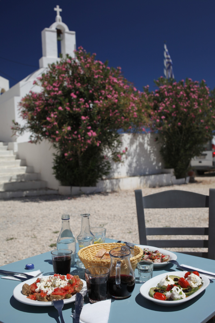 Η Παρδάλω στη Φολέγανδρο σερβίρει την πιο φρέσκια άποψη για τον παραδοσιακό μεζέ
