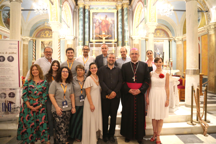 Ο  Σεβασμιότατος Επίσκοπος του νησιού, Πέτρος Στεφάνου, οι εθελοντές και οι συμμετέχοντες του Φεστιβάλ