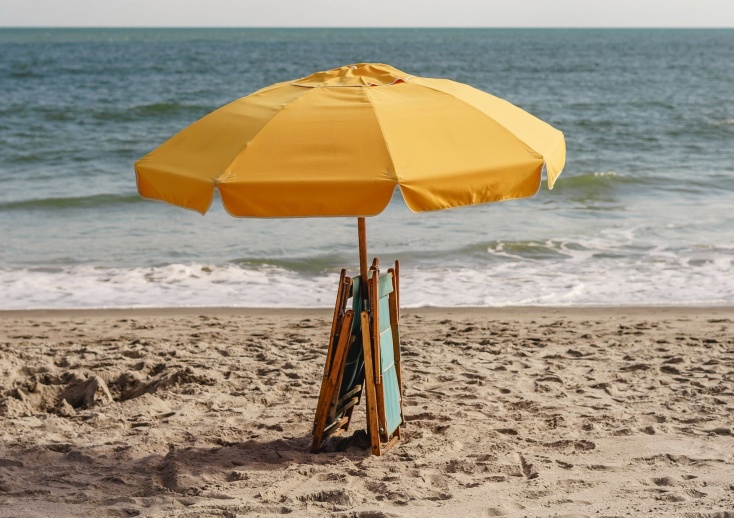 Ομπρέλα και ξαπλώστρες μαζεμένα σε παραλία