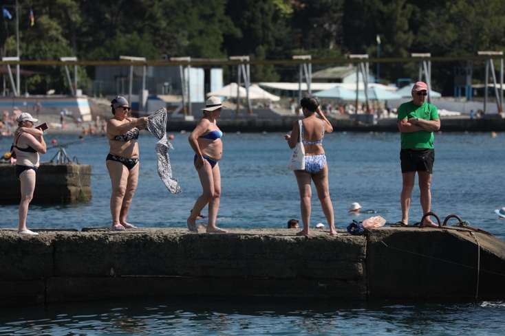 Πολίτες με μαγιό απολαμβάνουν τις διακοπές τους στην Κριμαία