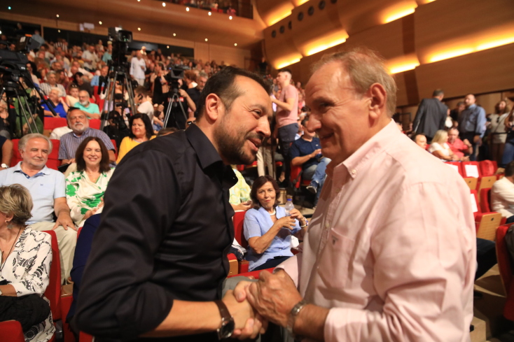 Αγκαλιές και χαμόγελα στο συνέδριο του ΣΥΡΙΖΑ - Εγκρίθηκαν οι 5 υποψηφιότητες