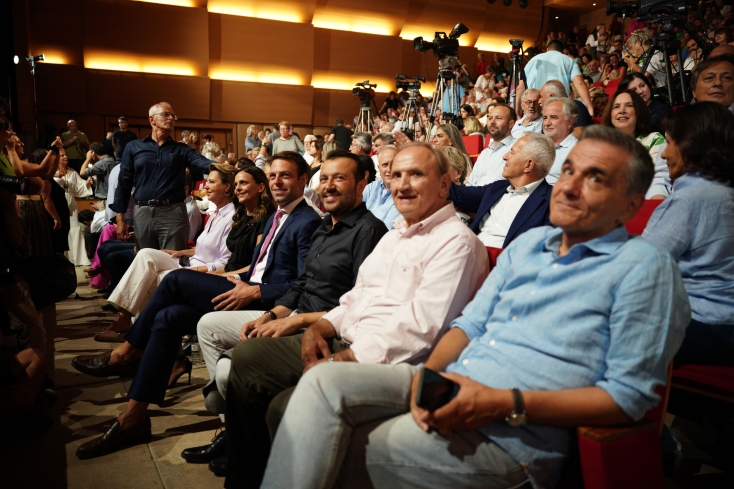 Αγκαλιές και χαμόγελα στο συνέδριο του ΣΥΡΙΖΑ - Εγκρίθηκαν οι 5 υποψηφιότητες