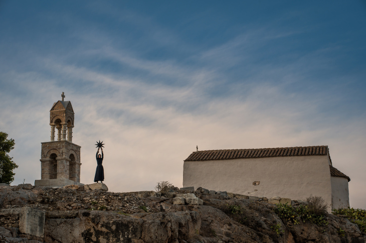 Στιγμιότυπο από την περφόρμανς στον αρχαιολογικό χώρο Ελευσίνας