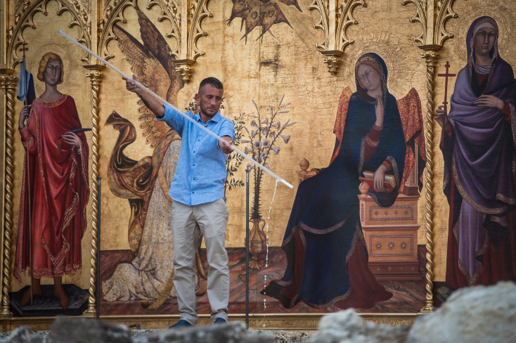 Ο Φιλίππο Αντάμο μπροστά στο αντίγραφο του τριπτύχου του Ευαγγελισμού Σιμόνε Μαρτίνι και Λίππο Μέμμι