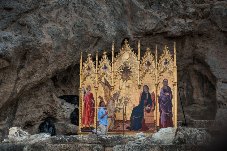 Ο Φιλίππο Αντάμο γονυπετής μπροστά στην Παναγία-Μητέρα (του)