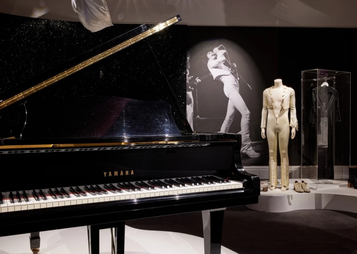 Φρέντι Μέρκιουρι: Αντιδράσεις για δημοπρασία αντικειμένων του τραγουδιστή των Queen από τον οίκο Sotheby’s - Χιλιάδες παρακολούθησαν την πώληση στο διαδίκτυο.