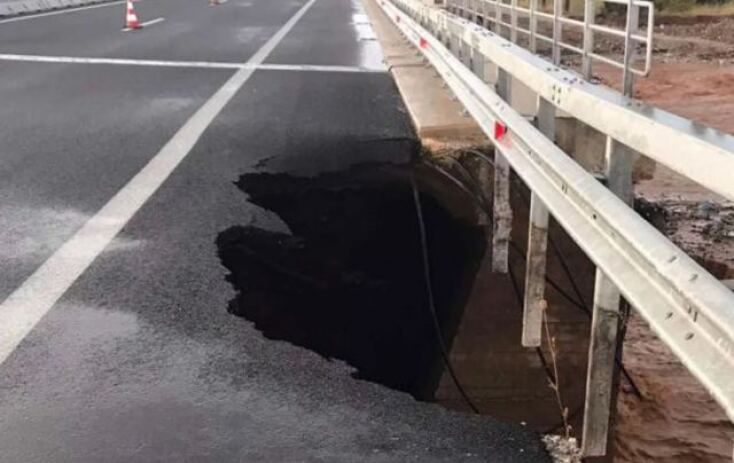 Έκλεισε η παλιά παραλιακή λόγω ανατροπής φορτηγού, κατολίσθηση στη Λ. Σχιστού