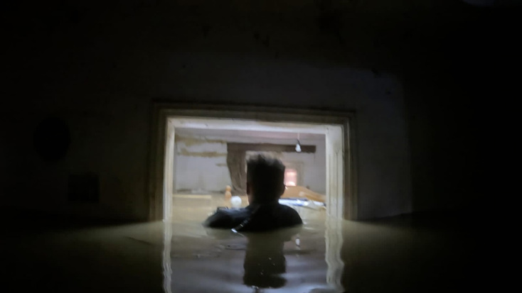 ΟΥΚ του Λιμενικού επιχειρούν στα πλημμυρισμένα σπίτια με το νερό μέχρι το λαιμό 