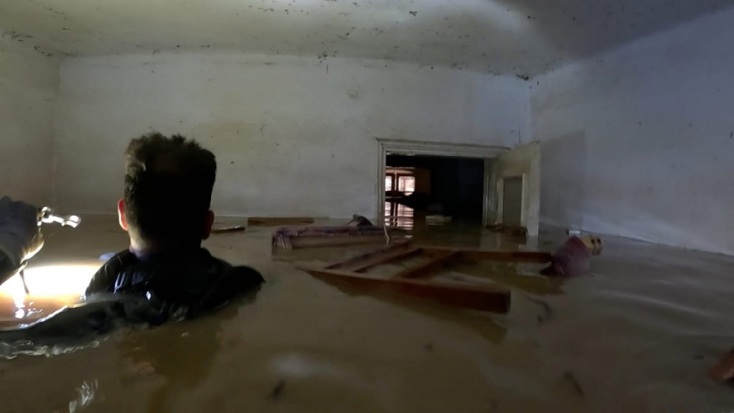 ΟΥΚ του Λιμενικού επιχειρούν στα πλημμυρισμένα σπίτια με το νερό μέχρι το λαιμό 