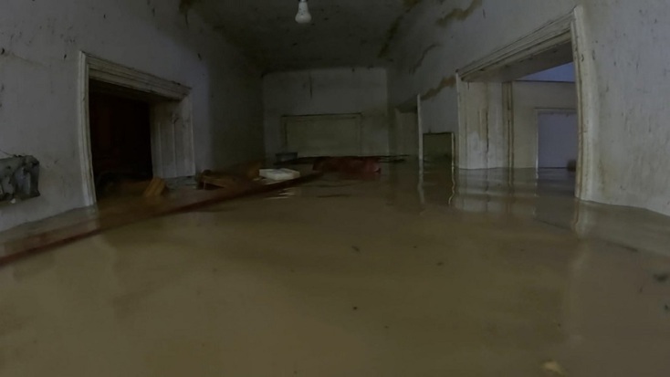 ΟΥΚ του Λιμενικού επιχειρούν στα πλημμυρισμένα σπίτια με το νερό μέχρι το λαιμό 