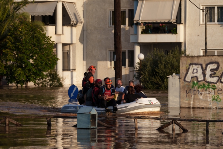 Κάτοικοι αποεγκλωβίζονται με βάρκες από τα πλημμυρισμένα σπίτια τους στις εργατικές κατοικίες στη Γιάννουλη της Λάρισας 