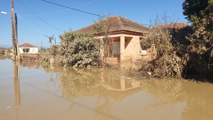Πλημμυρισμένοι δρόμοι και σπίτια βουτηγμένα στο νερό μετά τις πλημμύρες στη Μεταμόρφωση Καρδίτσας