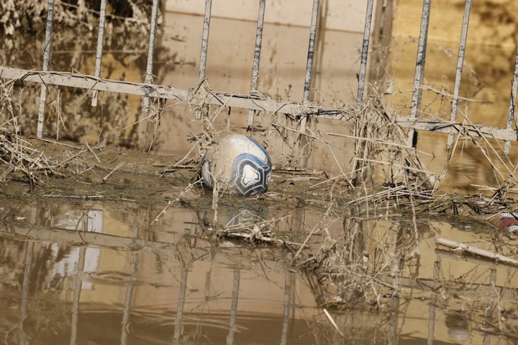 Μπάλα παρασυρμένη από τα λασπόνερα σε κάγκελα οικήματος στη Θεσσαλία