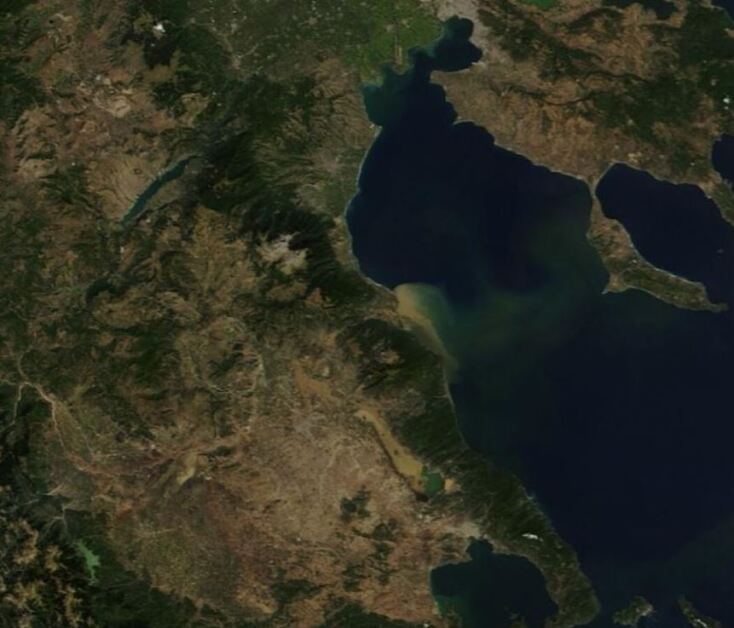 Στις ακτές της Χαλκιδικής έφτασε η λάσπη από την Θεσσαλία