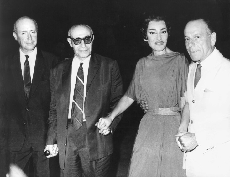 Η Μαρία Κάλλας στην πρεμιέρα της Μήδειας του Κερουμπίνι στην Επίδαυρο στις 6 Αυγούστου 1961, μαζί με τον Γιάννη Τσαρούχη, τον Κωστή Μπαστιά, και τον Αλέξη Μινωτή