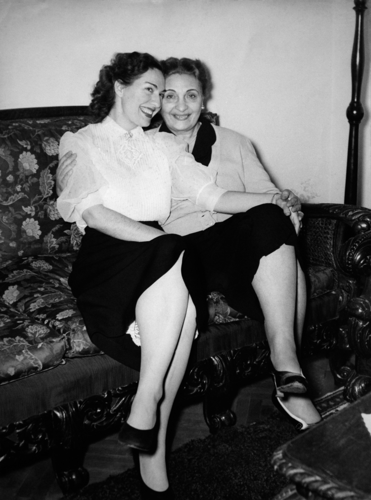 Η Λίτσα Δημητριάδου,  μητέρα της Μαρίας Κάλλας, και η αδελφή της, Υακίνθη