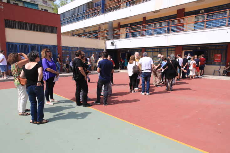 Στιγμιότυπα από τη σημερινή εσωκομματική εκλογική διαδικασία ανάδειξης προέδρου ΣΥΡΙΖΑ