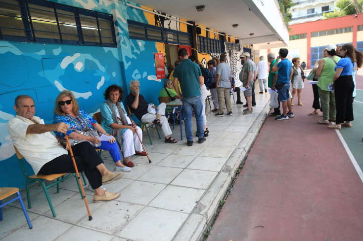 Στιγμιότυπα από τη σημερινή εσωκομματική εκλογική διαδικασία ανάδειξης προέδρου ΣΥΡΙΖΑ
