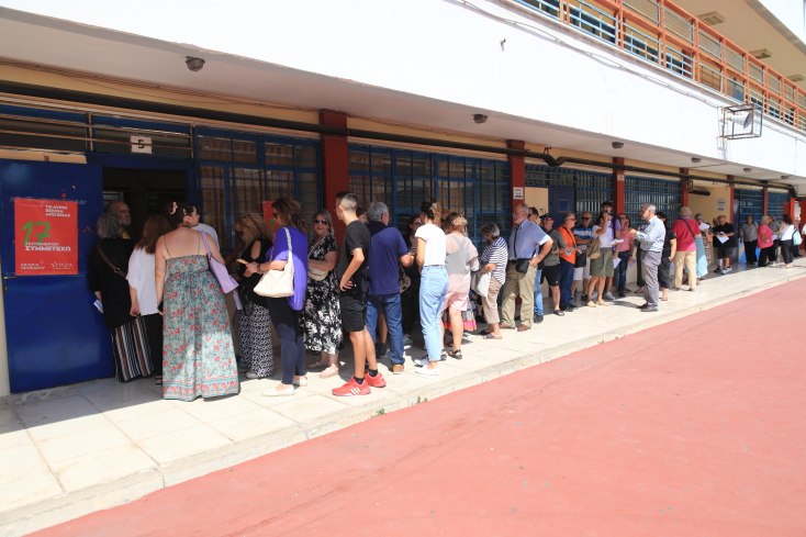 Στιγμιότυπα από τη σημερινή εσωκομματική εκλογική διαδικασία ανάδειξης προέδρου ΣΥΡΙΖΑ