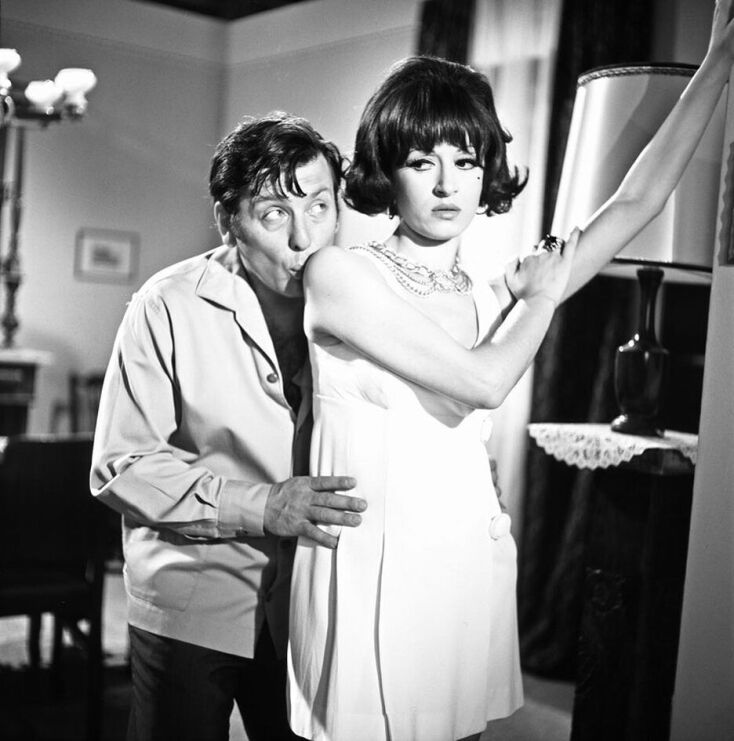 Η Μάρθα Καραγιάννη σε στιγμιότυπο από ταινία με τον Κώστα Βουτσά, ο οποίος τη φιλά στον ώμο