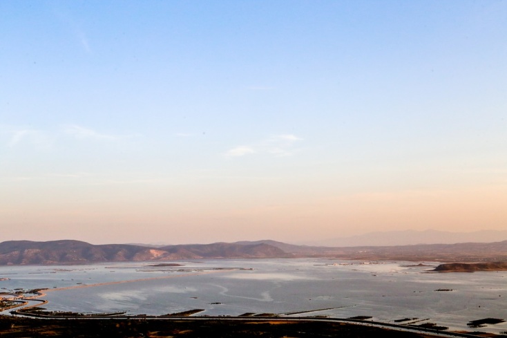 Τα νερά στη λίμνη Κάρλα έφτασαν σε σημείο που απείλησαν άμεσα παρακάρλια χωριά