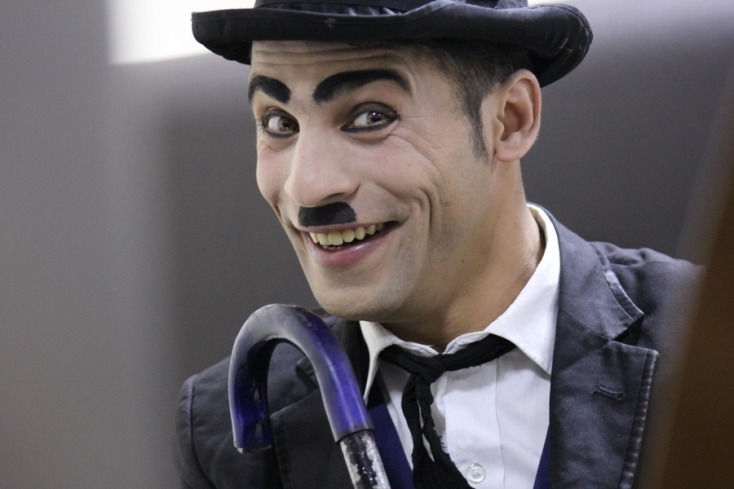 Ο Καρίμ Ασίρ ή “ο Αφγανός Τσάρλι Τσάπλιν” είναι ένας νεαρός κωμικός από την Καμπούλ που κυνηγήθηκε από τους Ταλιμπάν και, ερχόμενος στην Αθήνα, έγινε ο πρωταγωνιστής του ντοκιμαντέρ “Γελώντας στο Αφγανιστάν” της Αννέτας Παπαθανασίου.  