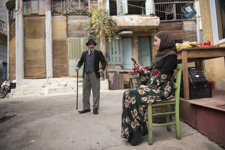 Ο Καρίμ Ασίρ ή “ο Αφγανός Τσάρλι Τσάπλιν” είναι ένας νεαρός κωμικός από την Καμπούλ που κυνηγήθηκε από τους Ταλιμπάν και, ερχόμενος στην Αθήνα, έγινε ο πρωταγωνιστής του ντοκιμαντέρ “Γελώντας στο Αφγανιστάν” της Αννέτας Παπαθανασίου. 