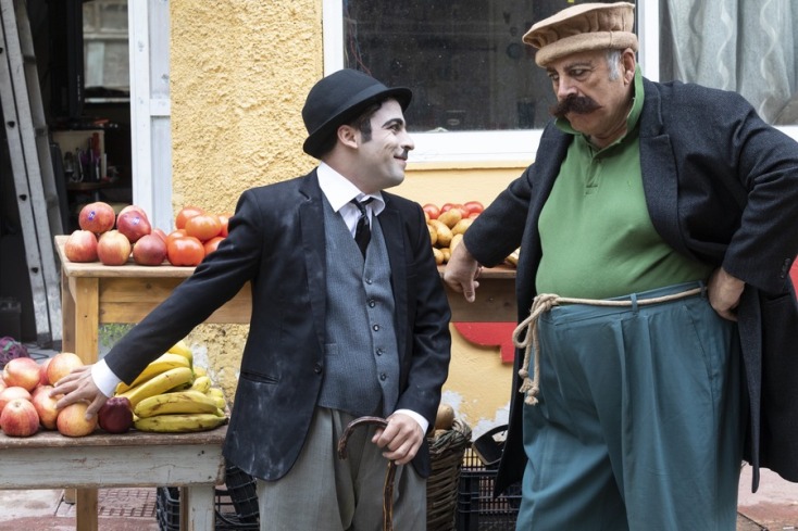 Ο Καρίμ Ασίρ ή “ο Αφγανός Τσάρλι Τσάπλιν” είναι ένας νεαρός κωμικός από την Καμπούλ που κυνηγήθηκε από τους Ταλιμπάν και, ερχόμενος στην Αθήνα, έγινε ο πρωταγωνιστής του ντοκιμαντέρ “Γελώντας στο Αφγανιστάν” της Αννέτας Παπαθανασίου. 