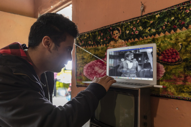 Ο Καρίμ Ασίρ ή “ο Αφγανός Τσάρλι Τσάπλιν” είναι ένας νεαρός κωμικός από την Καμπούλ που κυνηγήθηκε από τους Ταλιμπάν και, ερχόμενος στην Αθήνα, έγινε ο πρωταγωνιστής του ντοκιμαντέρ “Γελώντας στο Αφγανιστάν” της Αννέτας Παπαθανασίου.  