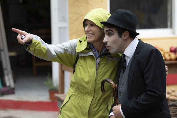 Ο Καρίμ Ασίρ ή “ο Αφγανός Τσάρλι Τσάπλιν” είναι ένας νεαρός κωμικός από την Καμπούλ που κυνηγήθηκε από τους Ταλιμπάν και, ερχόμενος στην Αθήνα, έγινε ο πρωταγωνιστής του ντοκιμαντέρ “Γελώντας στο Αφγανιστάν” της Αννέτας Παπαθανασίου.   