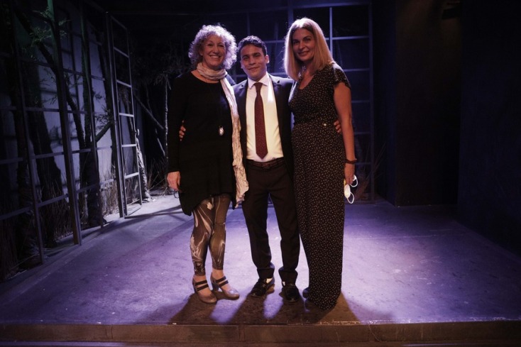 Ο Καρίμ Ασίρ ή “ο Αφγανός Τσάρλι Τσάπλιν” είναι ένας νεαρός κωμικός από την Καμπούλ που κυνηγήθηκε από τους Ταλιμπάν και, ερχόμενος στην Αθήνα, έγινε ο πρωταγωνιστής του ντοκιμαντέρ “Γελώντας στο Αφγανιστάν” της Αννέτας Παπαθανασίου. 