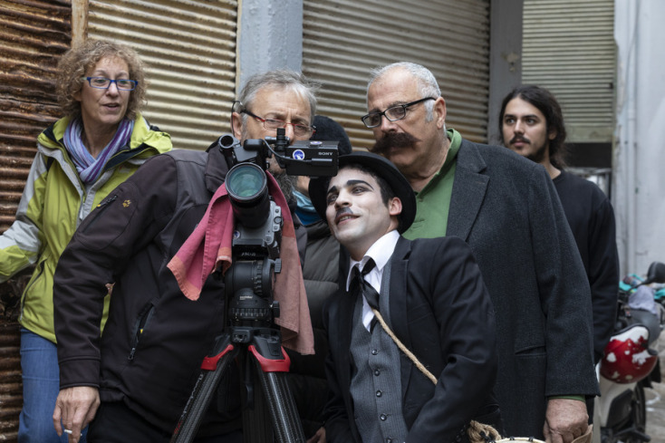 Ο Καρίμ Ασίρ ή “ο Αφγανός Τσάρλι Τσάπλιν” είναι ένας νεαρός κωμικός από την Καμπούλ που κυνηγήθηκε από τους Ταλιμπάν και, ερχόμενος στην Αθήνα, έγινε ο πρωταγωνιστής του ντοκιμαντέρ “Γελώντας στο Αφγανιστάν” της Αννέτας Παπαθανασίου.  