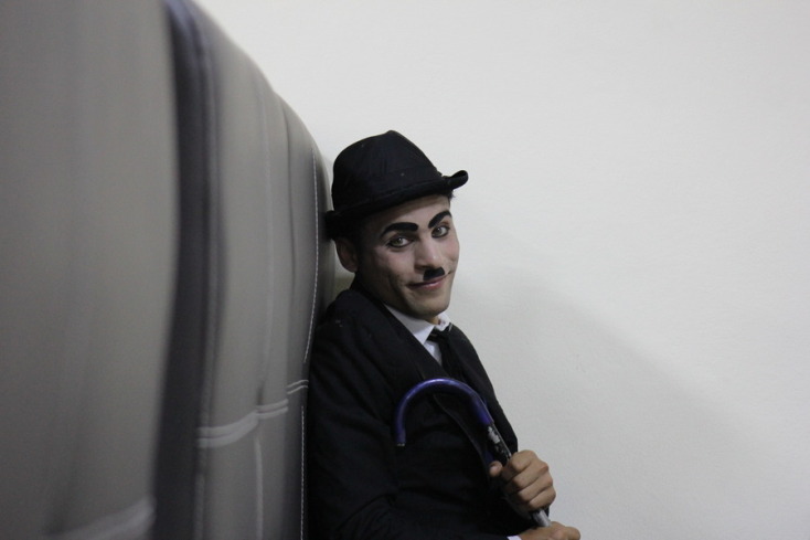 Ο Καρίμ Ασίρ ή “ο Αφγανός Τσάρλι Τσάπλιν” είναι ένας νεαρός κωμικός από την Καμπούλ που κυνηγήθηκε από τους Ταλιμπάν και, ερχόμενος στην Αθήνα, έγινε ο πρωταγωνιστής του ντοκιμαντέρ “Γελώντας στο Αφγανιστάν” της Αννέτας Παπαθανασίου.  