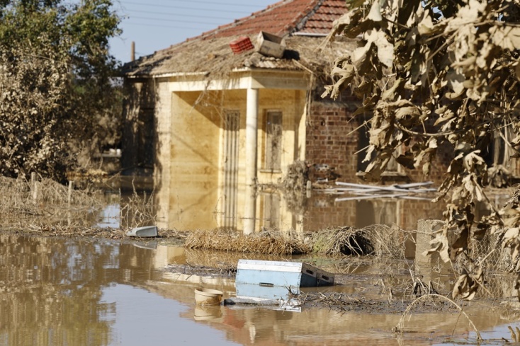 Πλημμυρισμένη αυλή σπιτιού στη Θεσσαλία και κτίριο που παραμένει ορατό από τα νερά