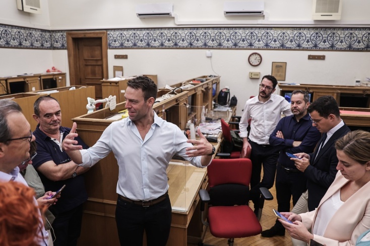 Ο Στέφανος Κασσελάκης στην αίθουσα των κοινοβουλευτικών συντακτών στη Βουλή των Ελλήνων