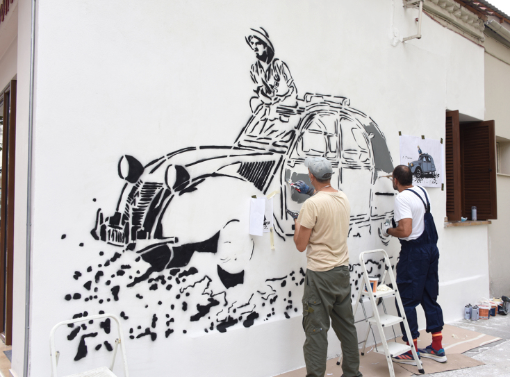 Τοιχογραφία εμπνευσμένη από μία φωτογραφία του 1962 του Τάκη Τλούπα στην αποξηραμένη λίμνη Κάρλα με το 2CV του 