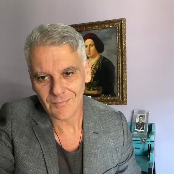 O Ευάγγελος Μενενάκος, καθηγητής Χειρουργικής Ιατρικής Σχολής Εθνικού και Καποδιστριακού Πανεπιστημίου Αθηνών, Διευθυντής Ε’ Χειρουργικής Κλινικής Νοσοκομείου «Ευγενίδειο»