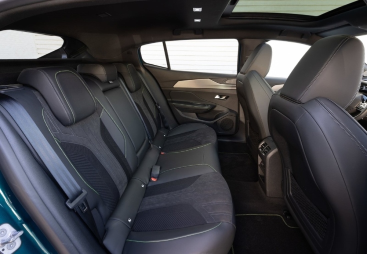 Μα πόση γοητεία μπορεί να κρύβει το νέο Peugeot 408;