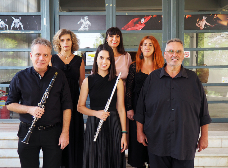 Το μουσικό σχήμα «Μελίγυρις» με τον μαέστρο Κώστα Νικολέα. © Villy Calliga