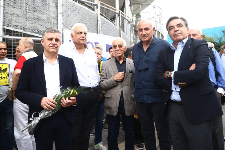 Πλήθος κόσμου στο λαϊκό προσκύνημα για τον Γιάννη Ιωαννίδη στο «Αλεξάνδρειο» [εικόνες]